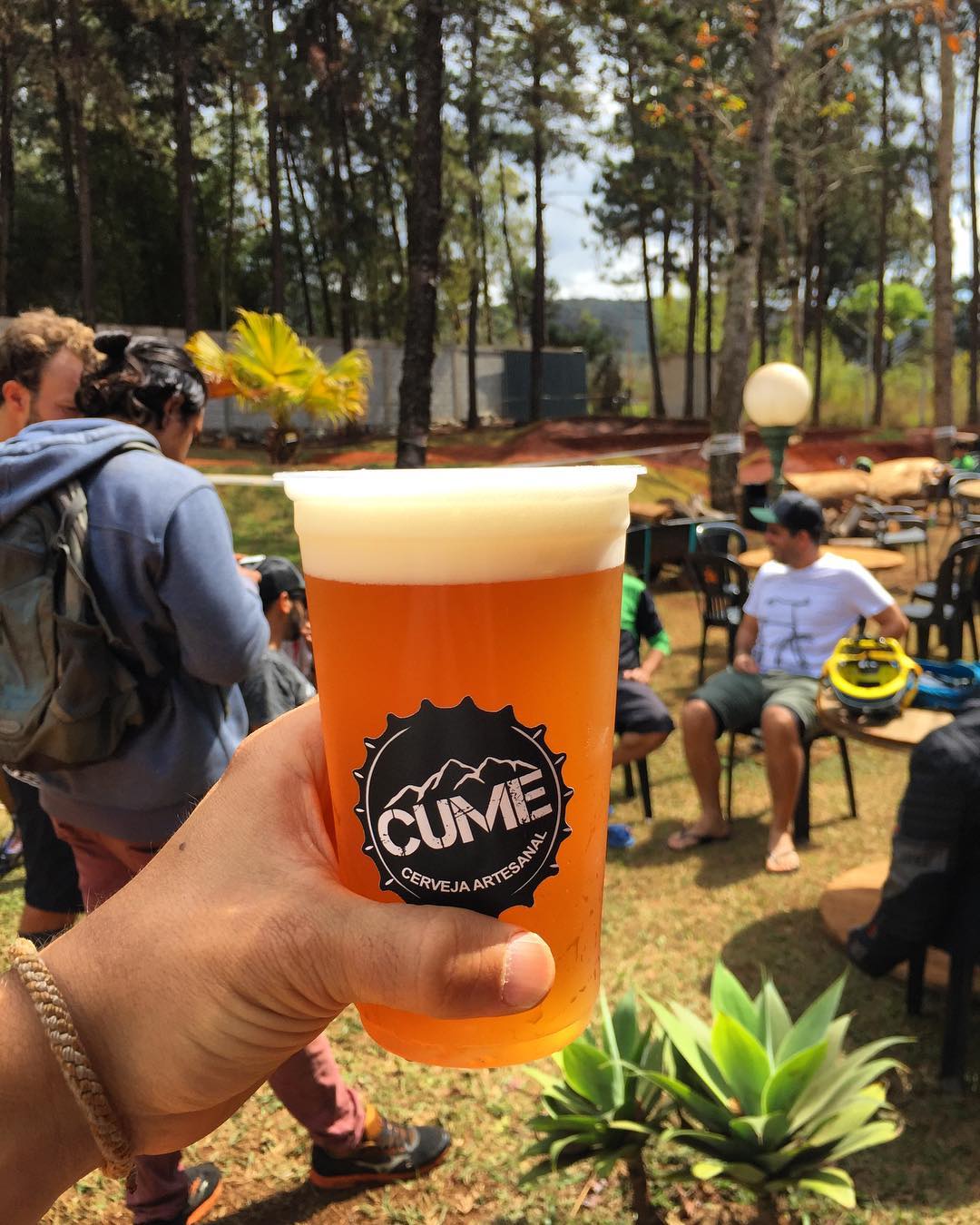 cume cervejaria com mão